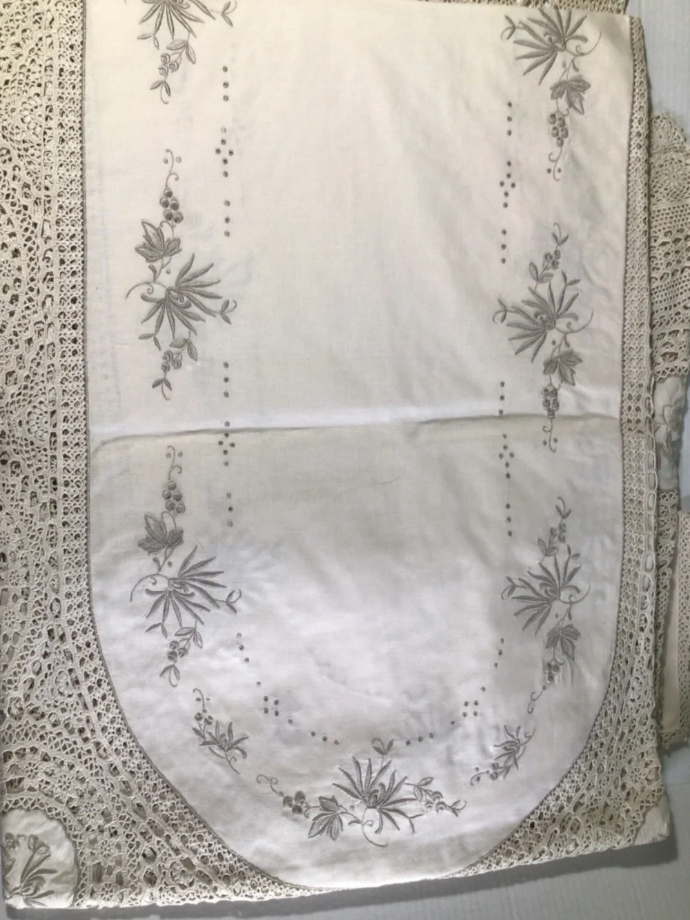 Vintage SWL Linnette 13-Piece Hand-Made Oval Tablecloth Set